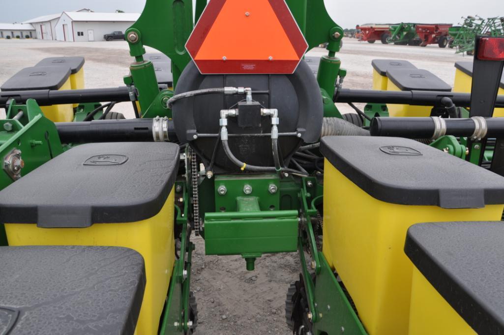 2013 John Deere 1760 12 row 30" planter
