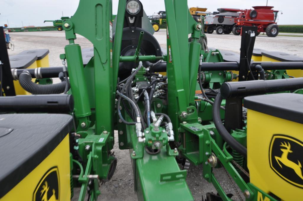 2013 John Deere 1760 12 row 30" planter