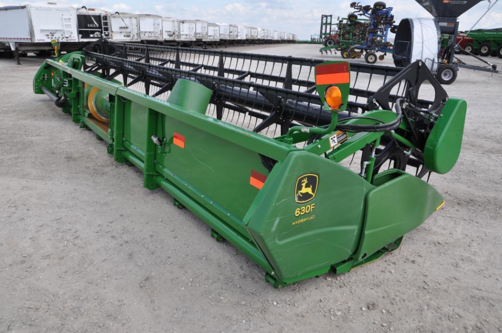 John Deere 630F 30' grain platform