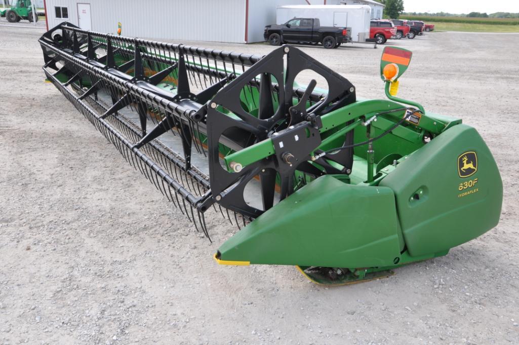 John Deere 630F 30' grain platform
