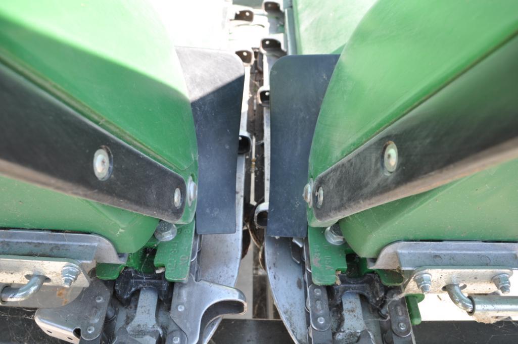 2019 John Deere 708C 8 row 30" corn head