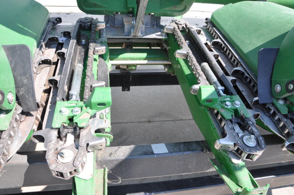 2019 John Deere 708C 8 row 30" corn head