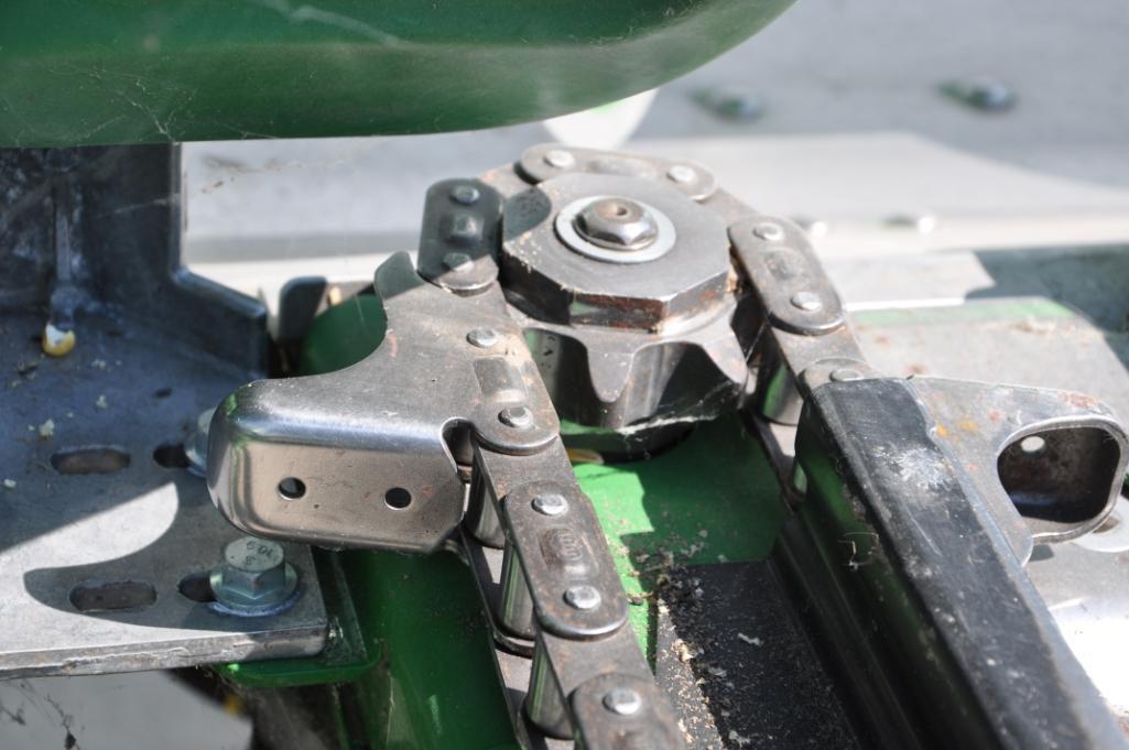 2019 John Deere 708C 8 row 30" corn head
