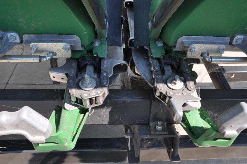 2019 John Deere 708C 8 row 30" corn head