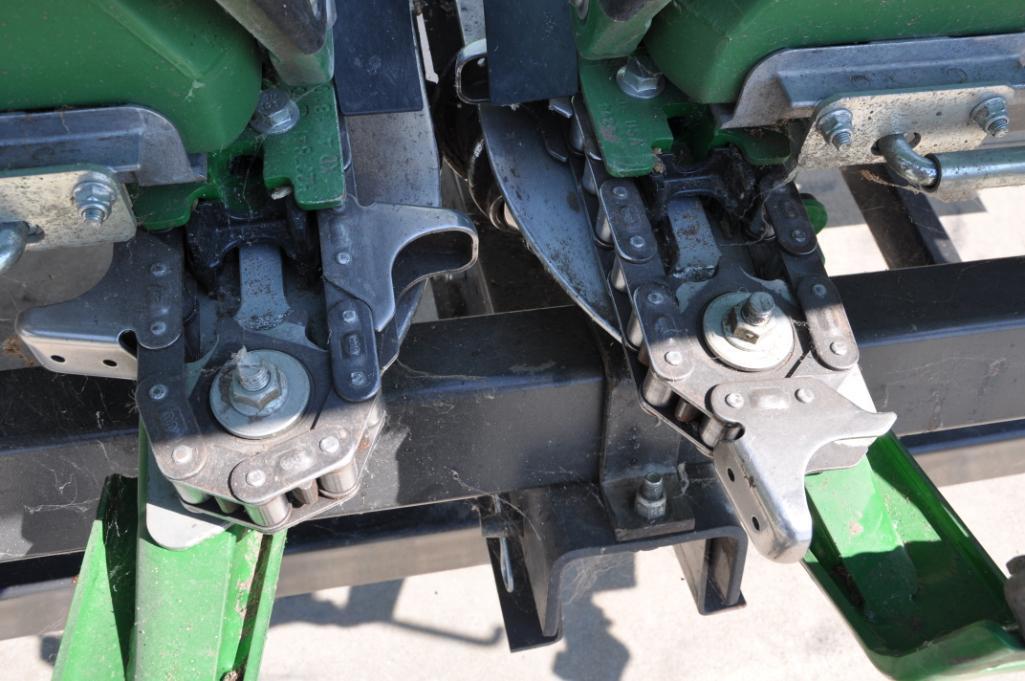 2019 John Deere 708C 8 row 30" corn head