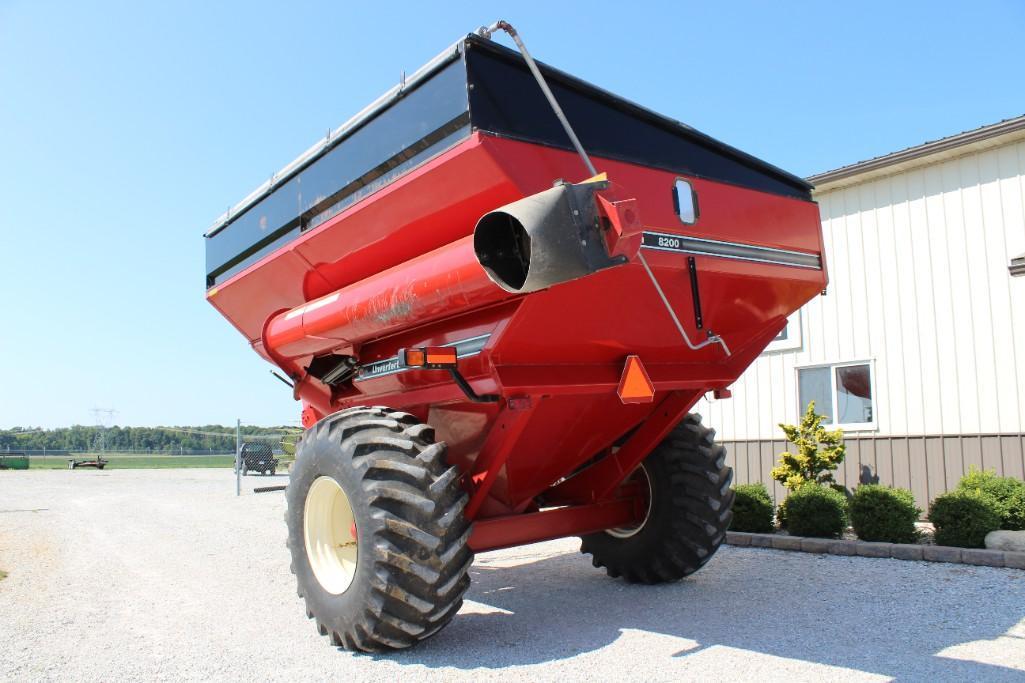 Unverferth 8200 grain cart