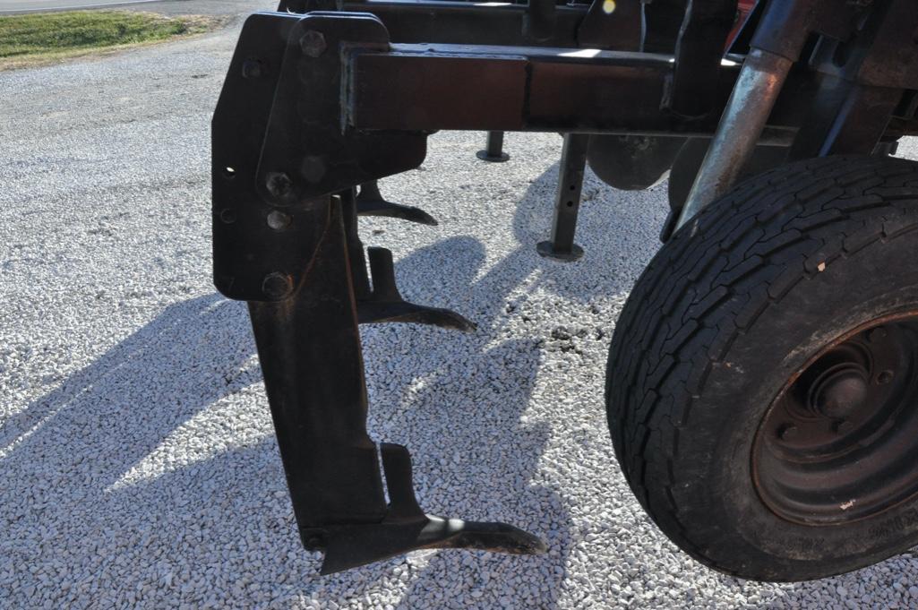 Case-IH 2500 9-shank pull-type. in-line ripper