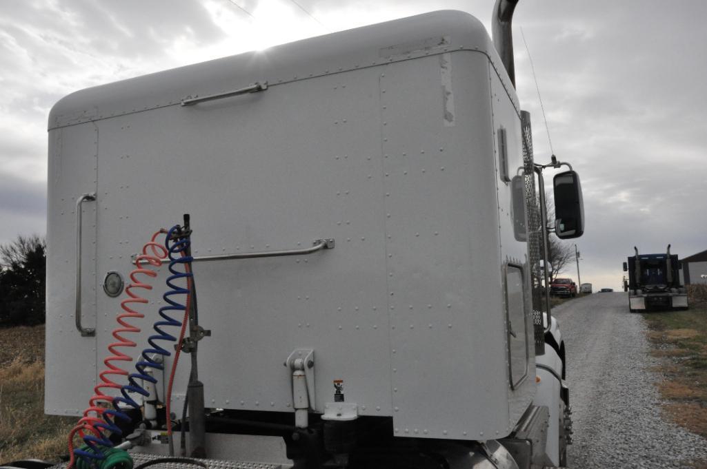 2013 Peterbilt 386 sleeper truck