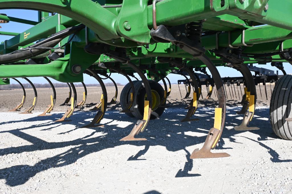 2003 John Deere 2200 60' field cultivator