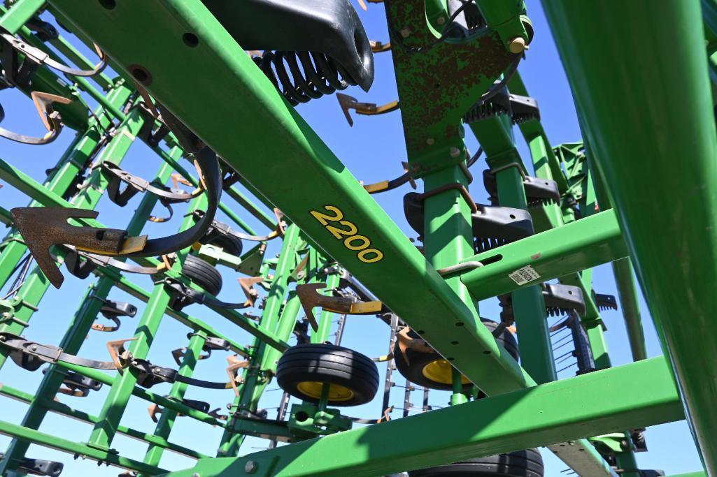 2003 John Deere 2200 60' field cultivator