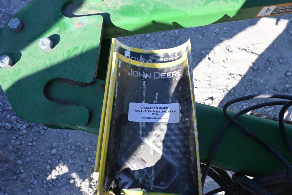 2003 John Deere 2200 60' field cultivator