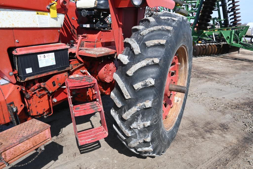 International 766 2wd tractor