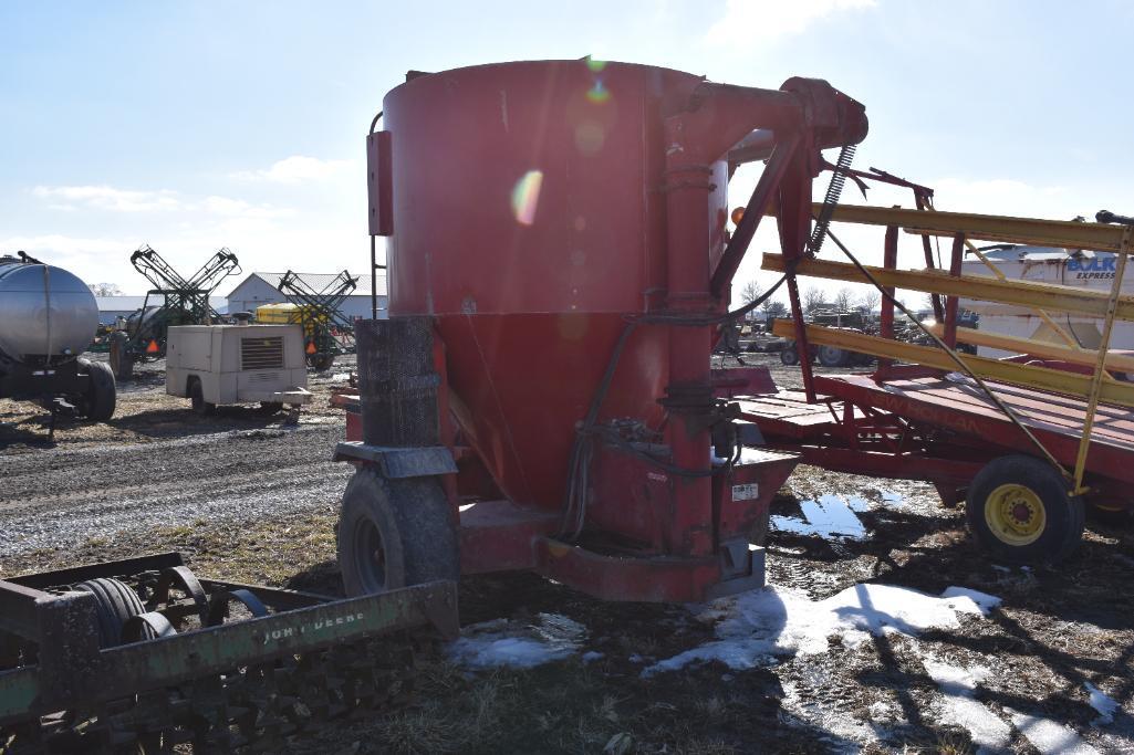 Case-IH 1350 grinder mixer