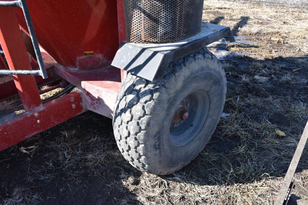 Case-IH 1350 grinder mixer