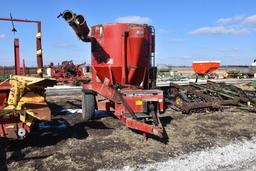 Case-IH 1350 grinder mixer