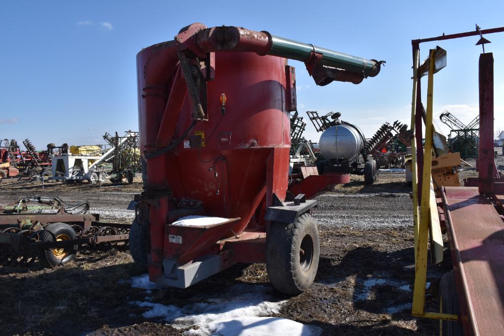 Case-IH 1350 grinder mixer