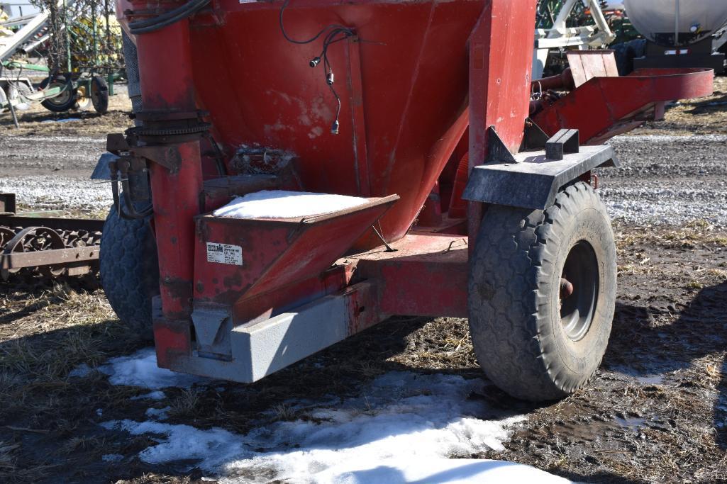 Case-IH 1350 grinder mixer