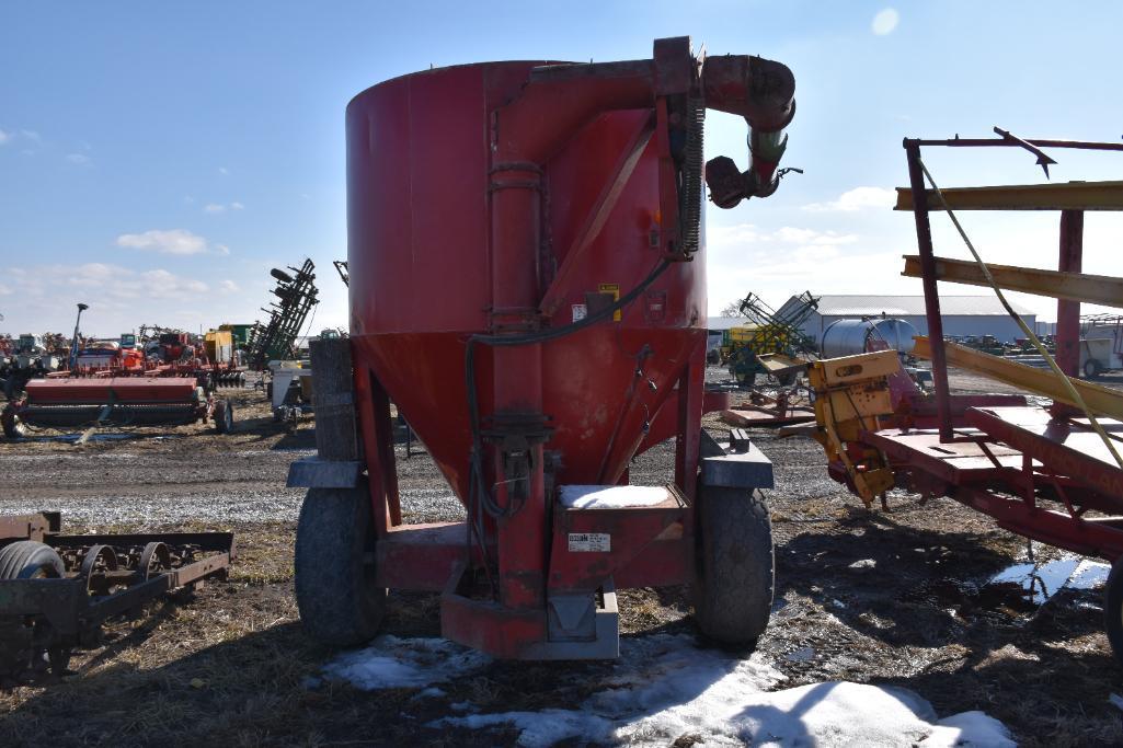 Case-IH 1350 grinder mixer