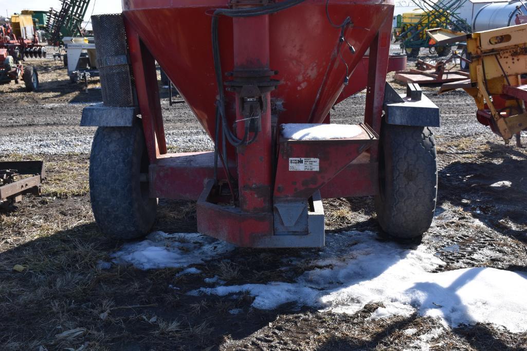 Case-IH 1350 grinder mixer