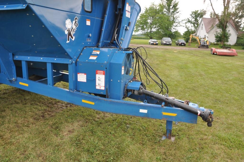 2005 Kinze 650 grain cart,