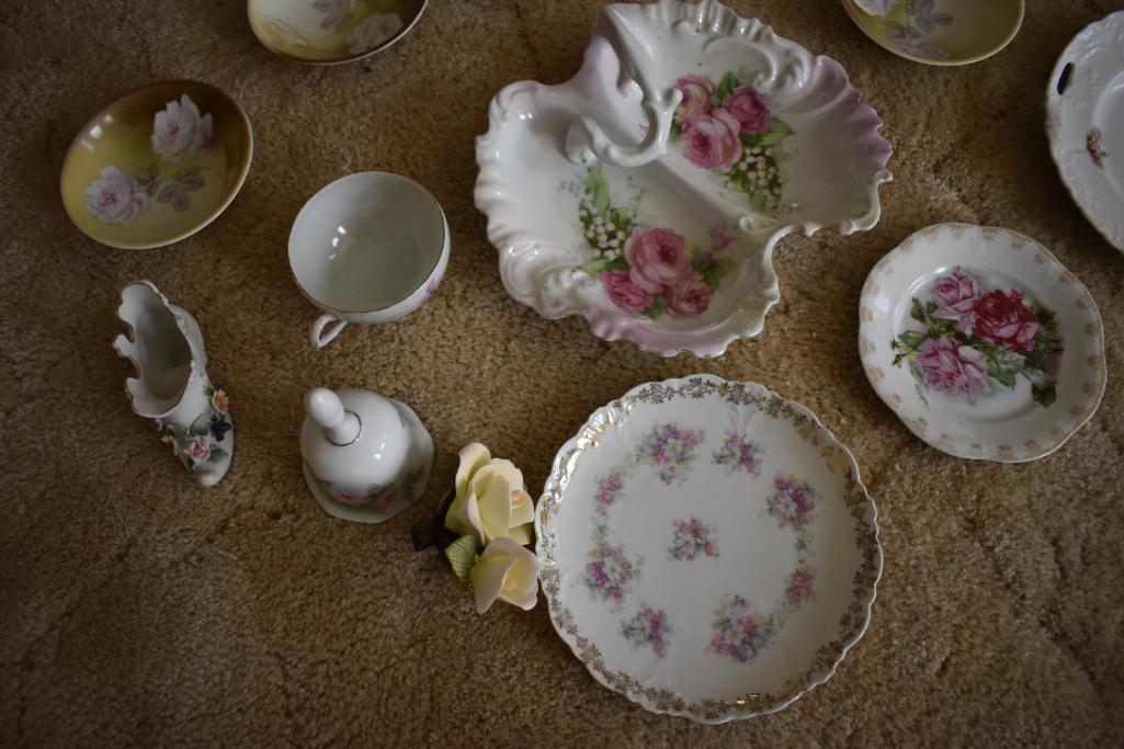 Quantity of floral glassware