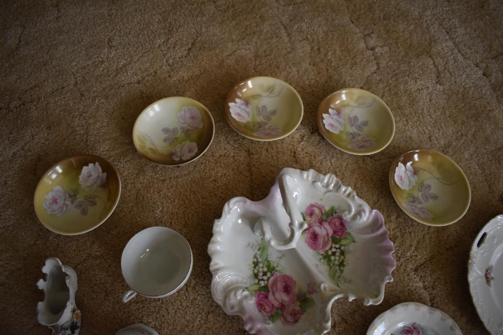 Quantity of floral glassware