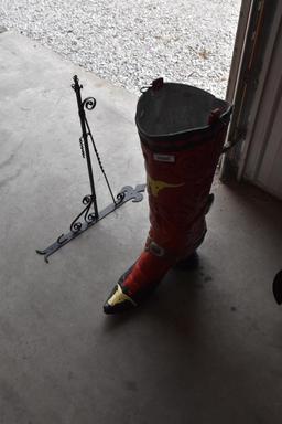 Cast aluminum Texas style hanging boot with bracket
