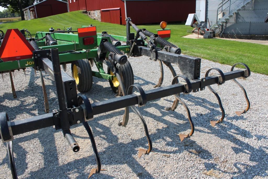 2011 John Deere 714 11 shank disc chisel