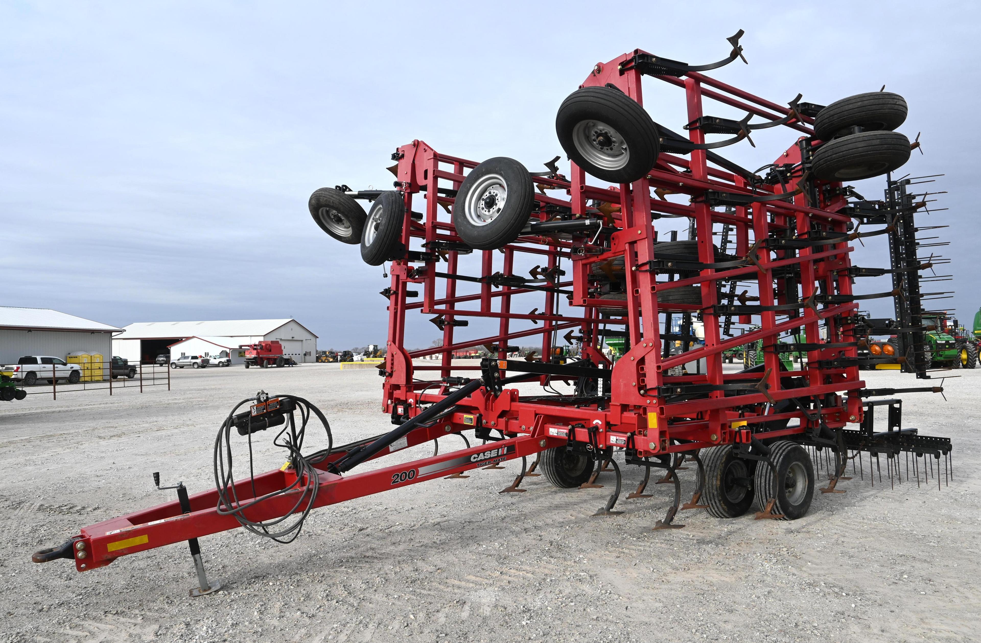 Case-IH 200 tiger-mate 42.6' field cultivator