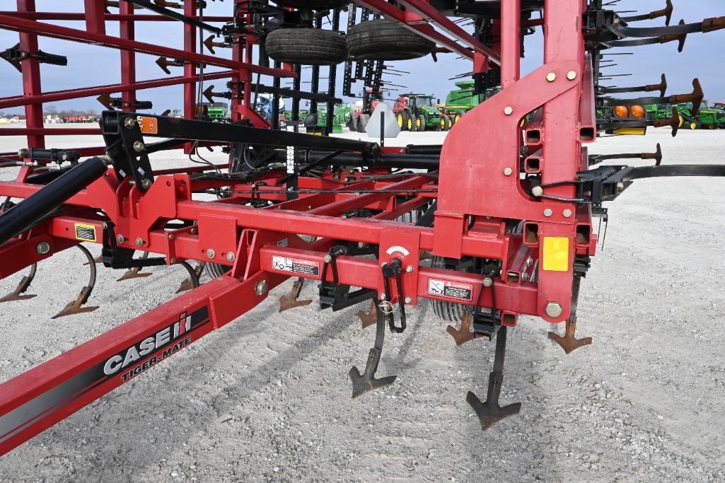 Case-IH 200 tiger-mate 42.6' field cultivator