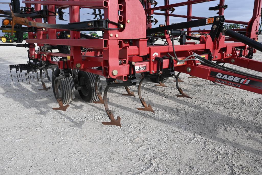 Case-IH 200 tiger-mate 42.6' field cultivator
