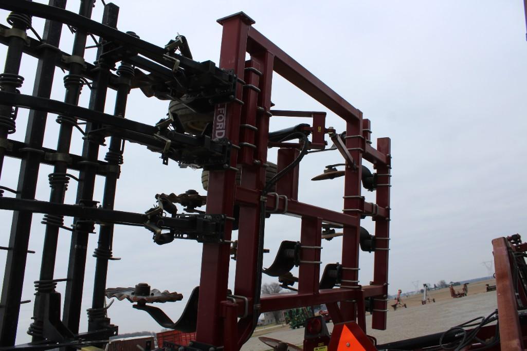 Salford 570 28' vertical tillage tool