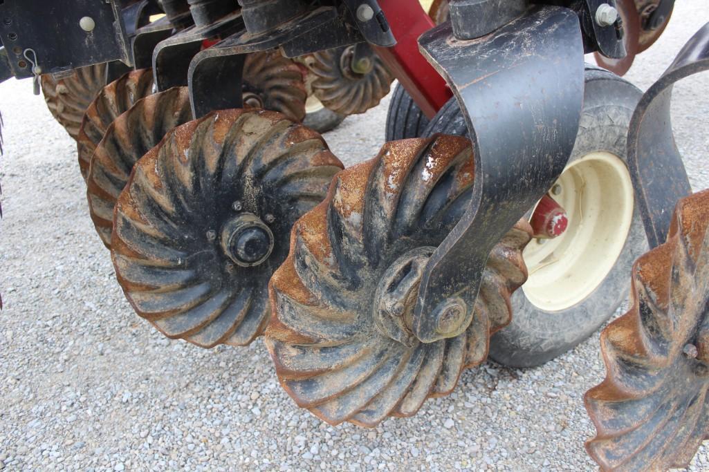 Salford 570 28' vertical tillage tool