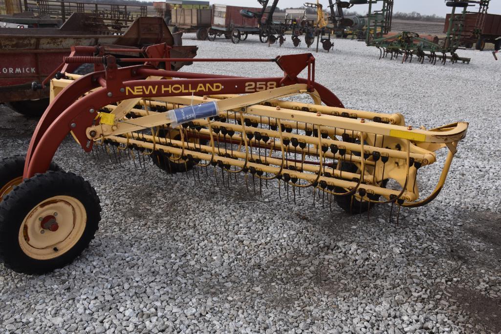 New Holland 258 5-bar hay rake