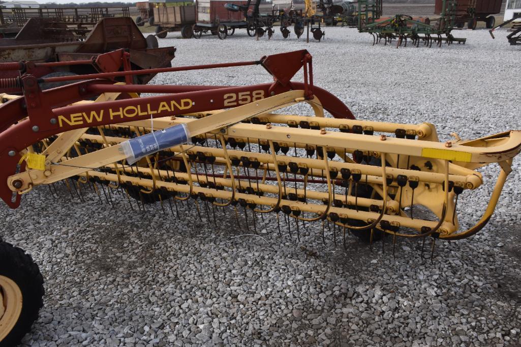 New Holland 258 5-bar hay rake