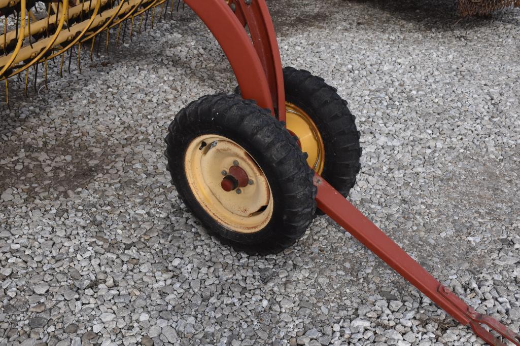 New Holland 258 5-bar hay rake
