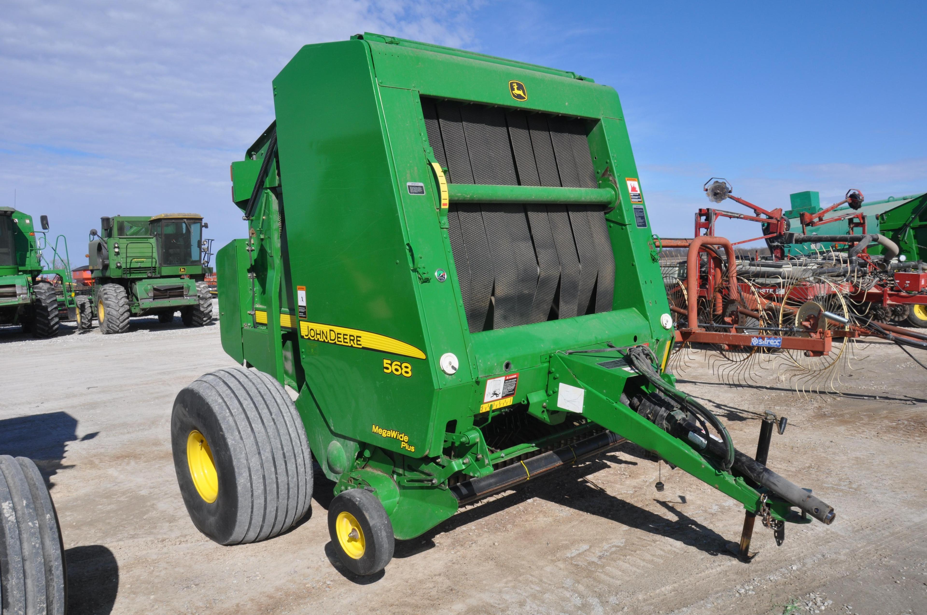 2007 John Deere 568 round baler