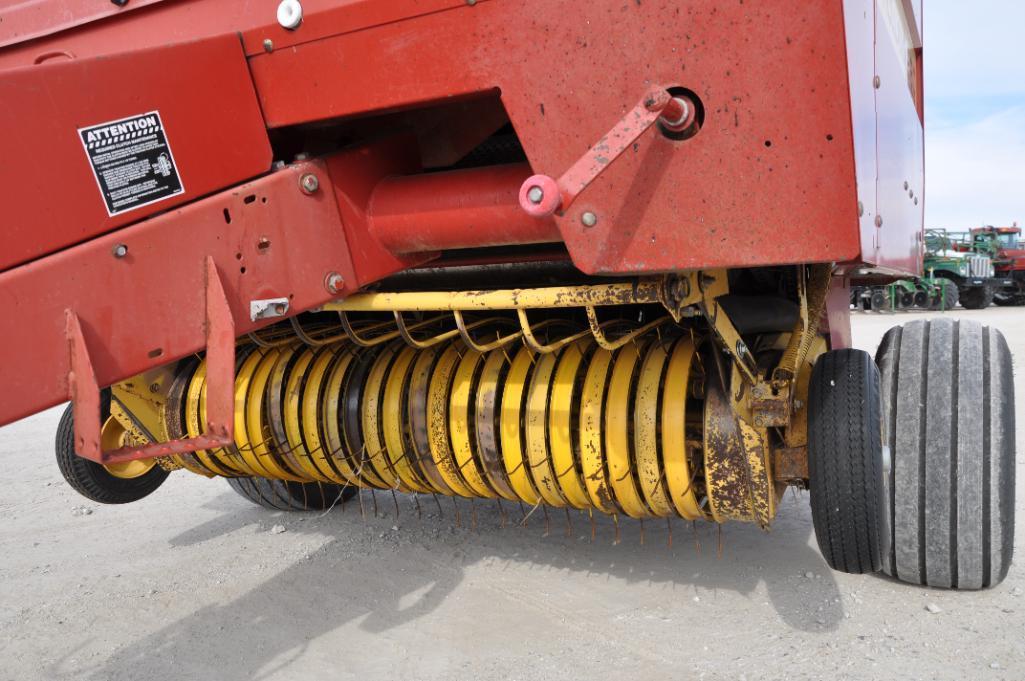 New Holland 660 round baler