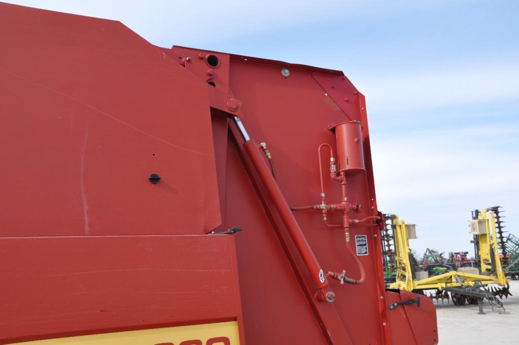 New Holland 660 round baler