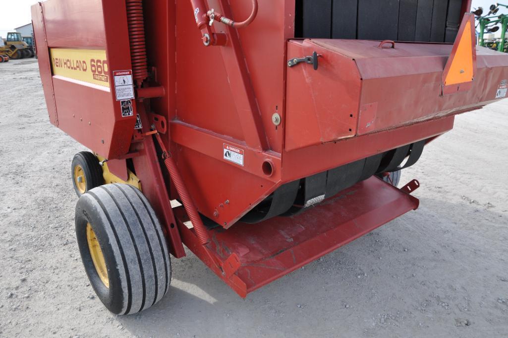 New Holland 660 round baler