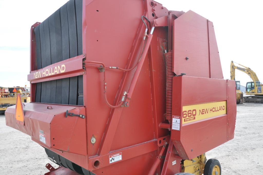 New Holland 660 round baler