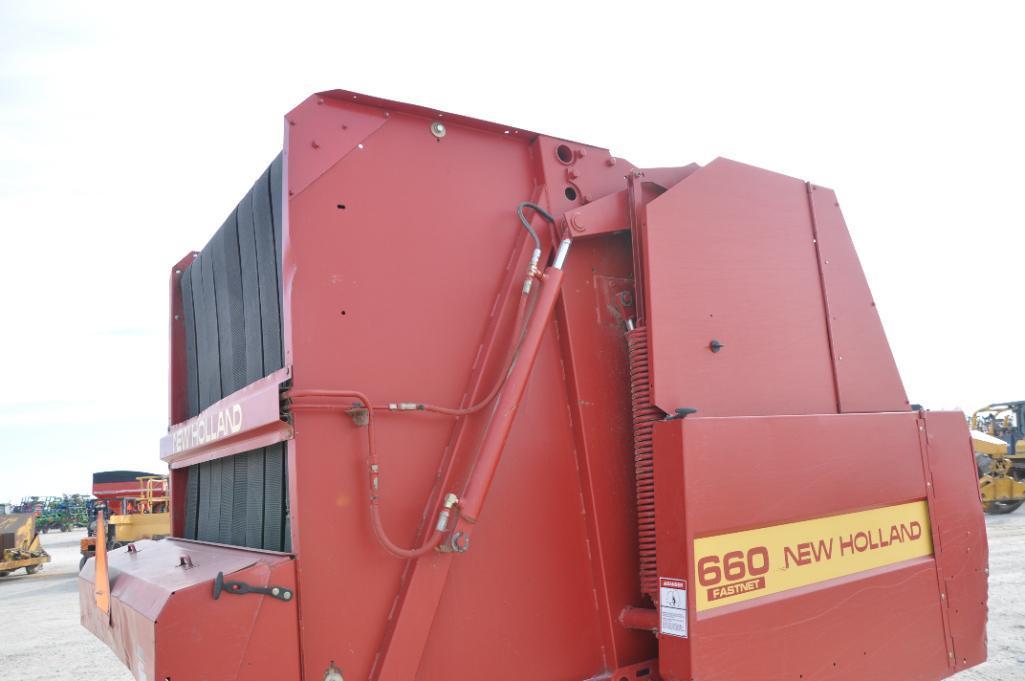 New Holland 660 round baler