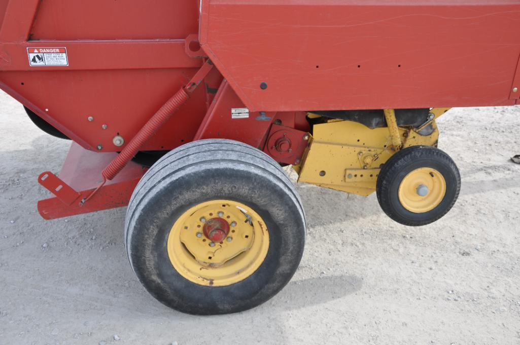 New Holland 660 round baler