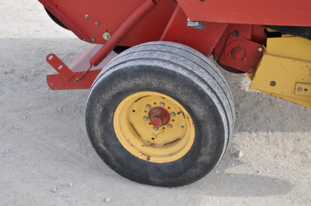 New Holland 660 round baler