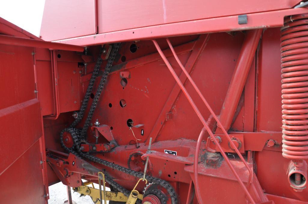 New Holland 660 round baler