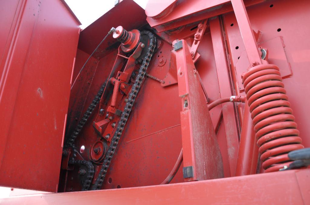 New Holland 660 round baler