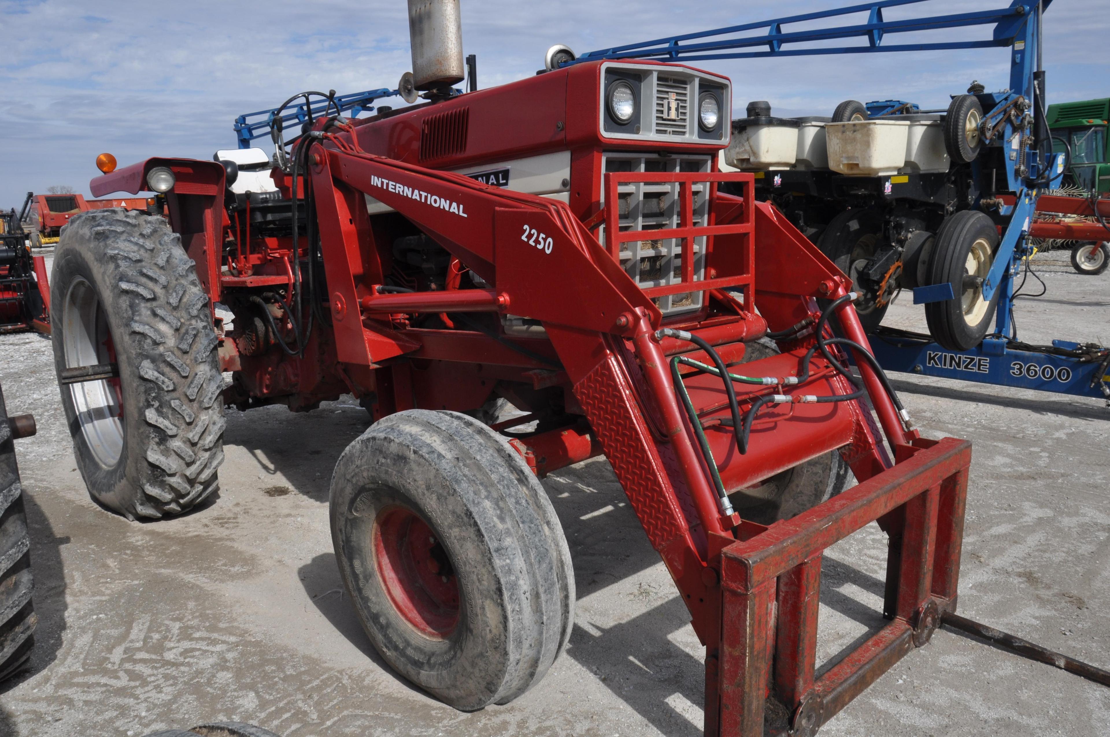 International 766 2wd tractor