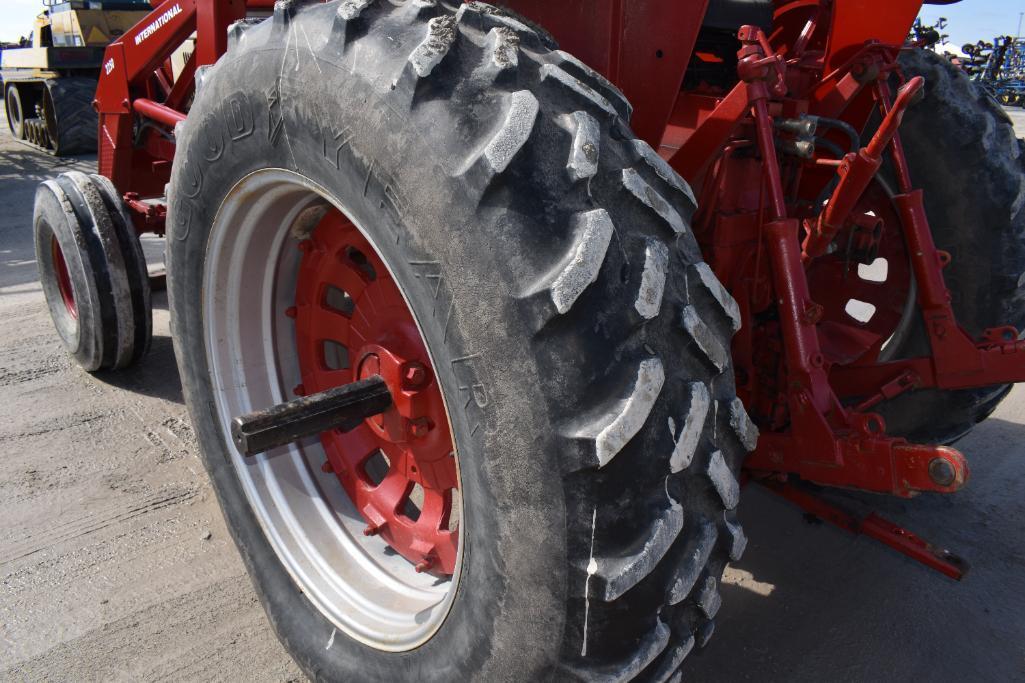 International 766 2wd tractor