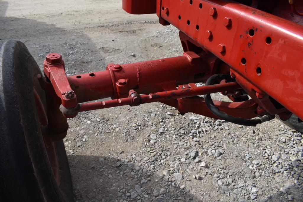 International 1066 2wd tractor