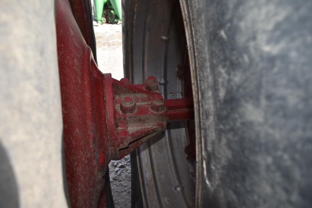 International 1066 2wd tractor